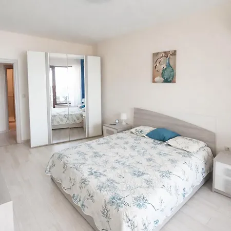 La Sea View & Beachfront Apartment *