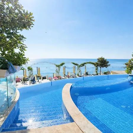 La Sea View & Beachfront Apartment