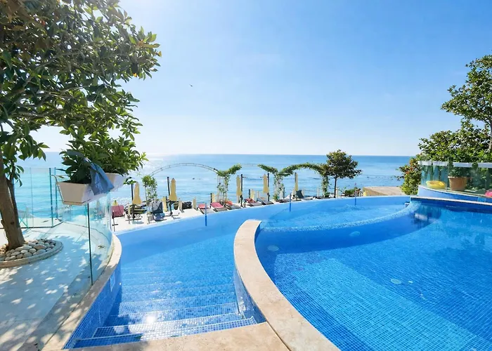 La Sea View & Beachfront Apartment